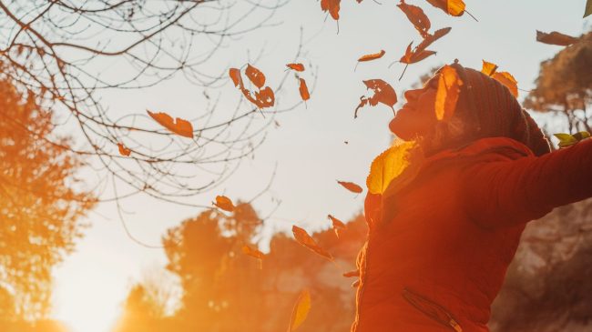 Neuromarketing woman in autumn sun with leaves